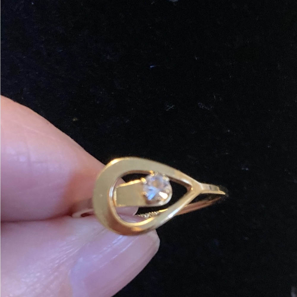 Vintage Avon Gold tone Teardrop Rhinestone Ring - Picture 2 of 5